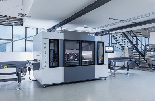 ébavure, arrondit et finit les pièces découpées au laser et poinçonnées en un seul passage