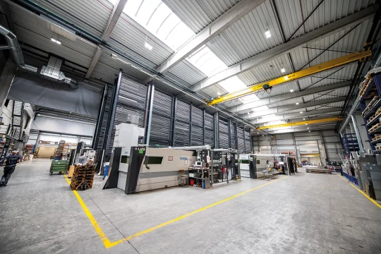 automatiser jusqu'à quatre machines de découpe laser