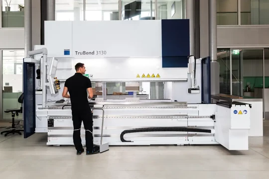 Presses plieuses de 85 à 230 tonnes et une longueur de pliage de 2 à 4 mètres