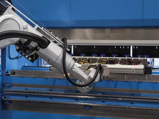 Production automatisée de pièces en tôle avec un presse plieuse robotisée