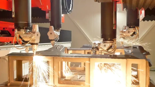 découpe laser 3D à 4 têtes pour lignes de production intégrées