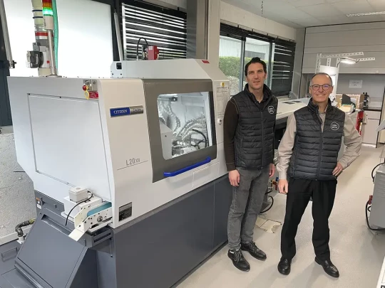 Des machines 5 axes pour fabriquer des implants dentaires