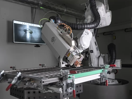 Cellule de soudage laser avec un robot