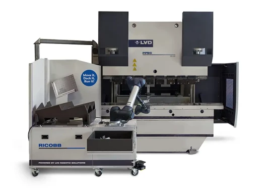 système de pliage de tôle avec cobot déplaçable dans l'atelier