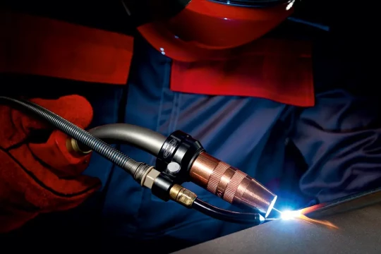 Les soudures de grande longueur avec une vitesse constante et un guidage précis de la torche