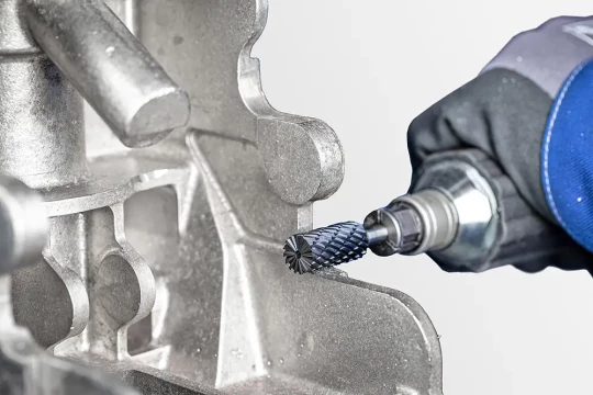 En usinage la vitesse de rotation idéale et la puissance appropriée sont des facteurs cruciaux