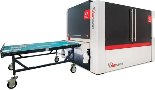 Ebavureuse pour un arrondi uniforme des bords et des découpes intérieures des pièces en tôle