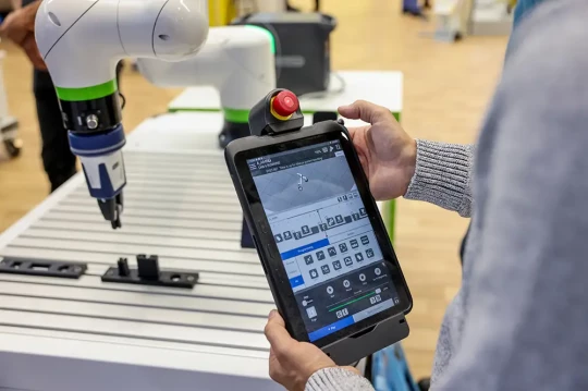 tablette programmation cobot salon amb