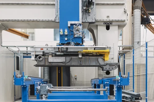 portique manutention avec pince adaptee yaskawa