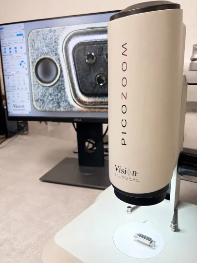 Microscope numérique compact à mise au point automatique