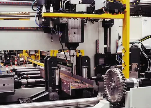 903 DNB : la nouvelle perceuse intégrée dans une ligne avec scie de FICEP