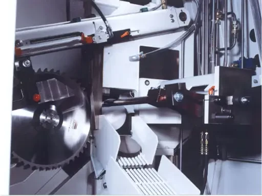 4.500 lopins forgés par jour et un sciage d'excellente qualité avec la KASTOspeed C14