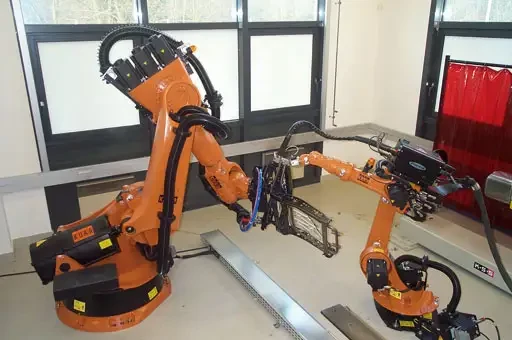 Spécial INDUSTRIE LYON 2005 : coopération entre robots, vision et capteurs d'effort au menu chez KUKA