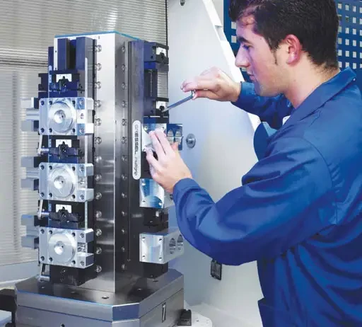 Spécial INDUSTRIE LYON 2005 : découpe plasma, pliage, cisaillage et poinçonneuses cisailles universelles chez HACO