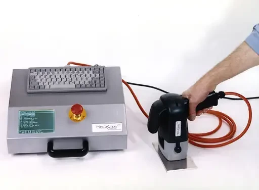 Le pistolet de marquage par micro-percussion PM 50 de MECAGRAV INDUSTRIE