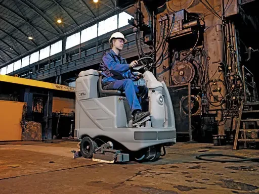 BR 850S/850SC/950S/950SC/1050S/1050SC : les laveuses à conducteur porté compactes hautement productives de NILFISK ADVANCE