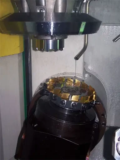 2 solutions en 1 machines avec le centre vertical de tournage et de taillage de pignons Ergo Z de FAMAR