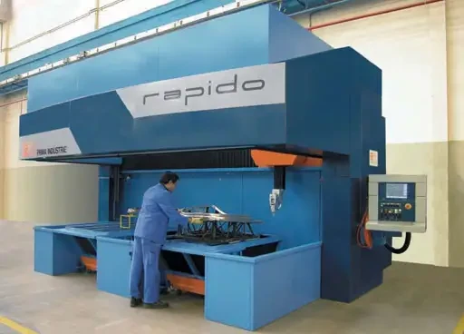 Spécial SCHWEISSEN & SCHNEIDEN 2005 : PRIMA INDUSTRIE présentera une machine 5 axes pour la découpe et le soudage laser CO2, le modèle RAPIDO 5