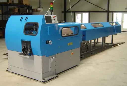 Spécial EMO 2005 : s'appuyant sur les synergies des savoir-faire de ses filiales ULTRADIAM, en machines à scier et AMVDIAM en lames de scies circulaires à plaquettes carbure, DIAMGROUP présentera, en avant-première, sa nouvelle machine à scier Ultra CHP 3