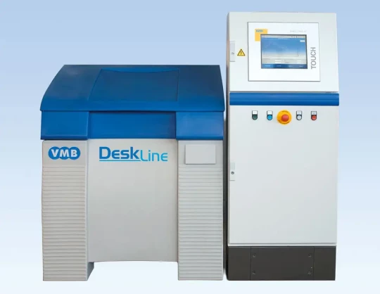 Spécial EMO 2005 : la nouvelle machine ECM de dimension compacte du constructeur VMB permet l'ébavurage efficace de petites séries de pièces