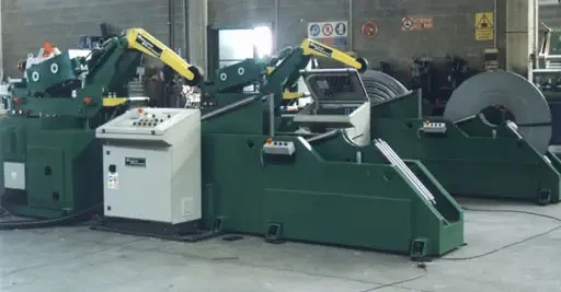 Deux lignes compactes de déroulage et redressage livrées par SERVOPRESSE