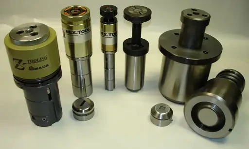 Spécial TOLEXPO : AMADA OUTILLAGE présente les outils conçus pour les poinçonneuses et combinés Amada type EM de la dernière génération