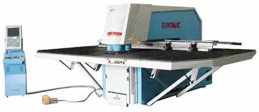 Spécial TOLEXPO : 2 poinçonneuse et 1 encocheuse EUROMAC sur le stand SOCLAFORM