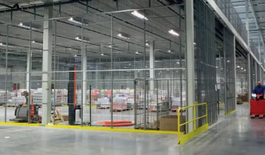 Caelum de TROAX, un cloisonnement grillagé pour délimiter des zones de stockage, magazinage