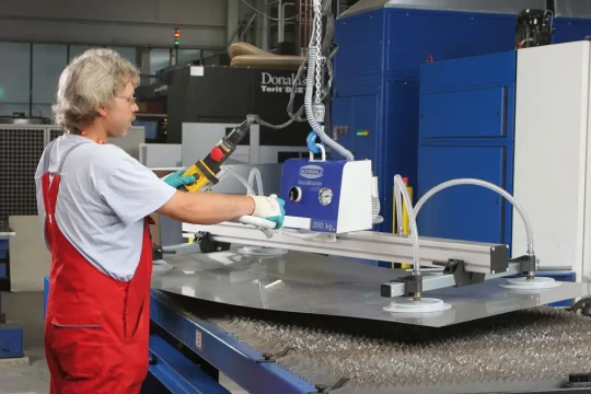 Spécial INDUSTRIE 2006 : le spécialiste de la manutention par le vide SCHMALZ, présentera son nouveau palonnier à ventouse Vacumaster basic et Confort