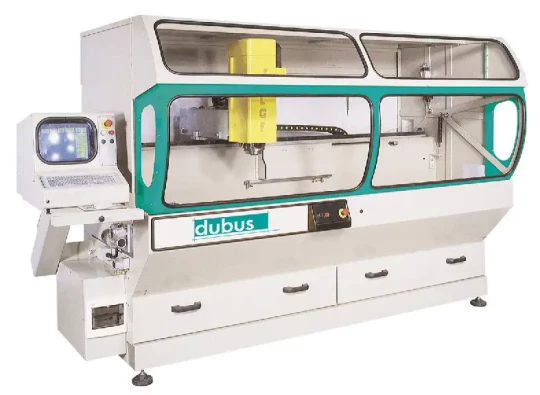 Spécial MACHINE OUTIL 2006 : avec son 4ème axe rotatif, le centre d'usinage de haute technologie Aster de DUBUS est parfaitement adapté au travail sur 3 faces de tous profilés