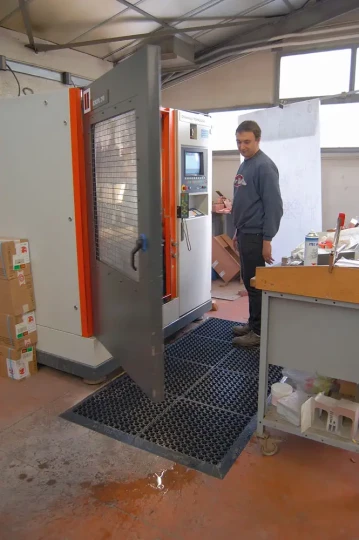 Spécial INDUSTRIE 2006 : bénéficiant de son expérience en matière de tapis anti-fatigue, WATTELEZ l'élastomère industriel propose le caillebotis Matlast