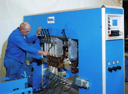 Spécial WIRE 2006 : sur un stand commun, les fabricants de Machines à Souder pour l'industrie du fil, IDEAL-Werk et CLIFFORD Welding Systems présentent leurs Machines à Souder pour l'industrie travaillant le fil métallique
