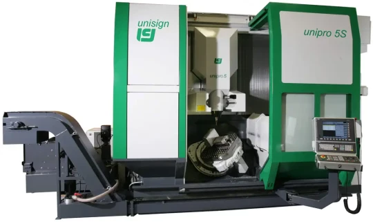 Le centre d'usinage Unipro 5 S d'UNISIGN apporte une énorme gain de temps lors du fraisage des pièces complexes en aluminium