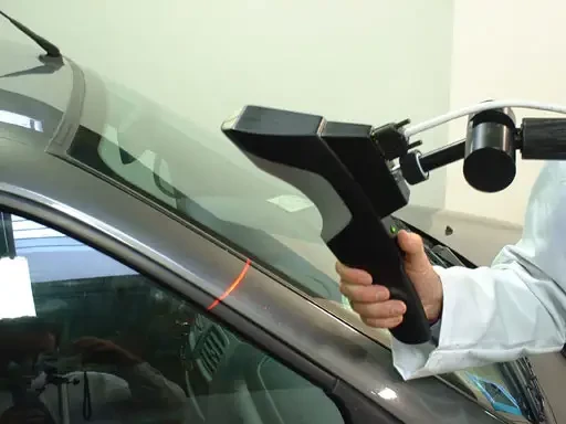 Spécial TRANSFOMETAL 2002 : à découvrir, le nouveau capteur de digitalisation laser G-Scan de ROMER