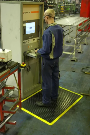 TLM a créé une nouvelle gamme de tapis industriels et ergonomiques réduisant la fatigue des employés : la gamme Rubberline