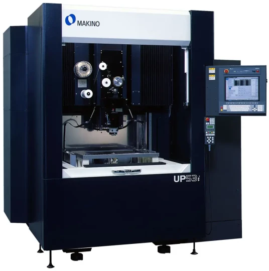 La machine d'électroérosion à fil CNC (hauteur de coupe 320 mm) UP 53 i de MAKINO allie précision extrême de l'électroérosion à fil dans un bain stable en température