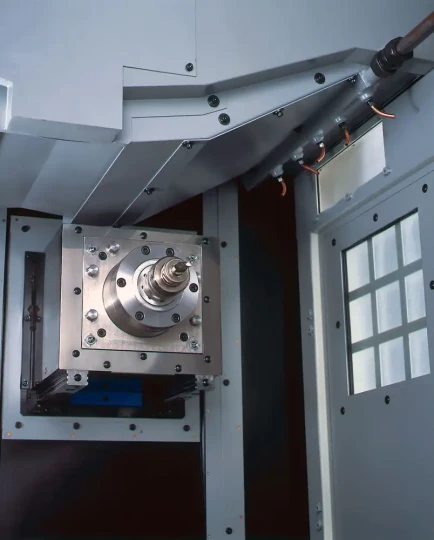 Le centre de fraisage J 3 high performance de MAKINO est un centre à haute puissance 4 axes pour la fabrication flexible