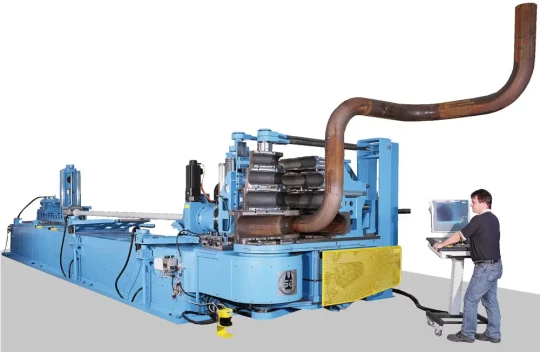 Spécial EUROBLECH 2006 : la cintreuse CNC 220 MR SCHWARZE ROBITEC est dessinée au cintrage des tubes en acier et inox, CU et CuNiFe