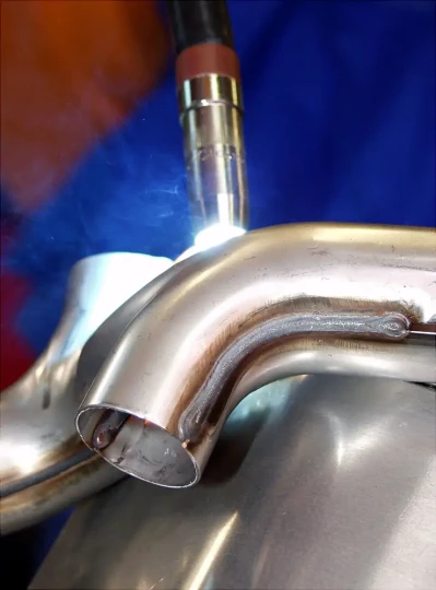 Spécial EUROBLECH 2006 : le procédé CP (Cold Process) pour le soudage de tôles fines qui a récemment été développé par CARL CLOOS SCHWEISSTECHNIK est présenté dans un système robotisé clé en main