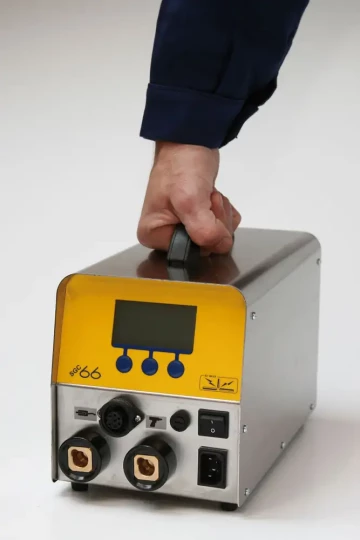 Le générateur SGC 66 P pour le soudage de goujons, procédé décharge de condensateurs (DEC), de SOUDAGE INNOVATION est le générateur le plus léger et le plus compact dans sa catégorie