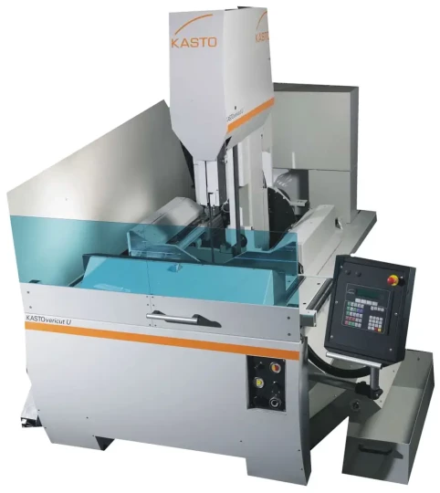 Disponible en version automatique ou semi-automatique, la machine à scier à ruban KASTOvericut pour coupes biaises convient au débit des poutres, des tubes et profilés