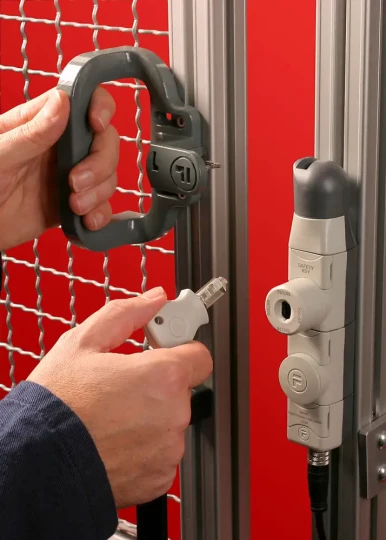 Une seule unité de contrôle pour les machines : eGard distribué par STI est un système de sécurité simple et adaptable pour contrôler les accès aux zones dangereuses