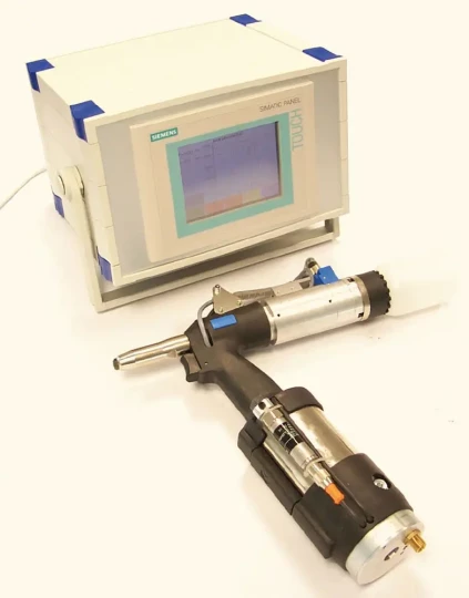 Contrôle électronique de la qualité du rivetage avec le Dmsd d'HONSEL