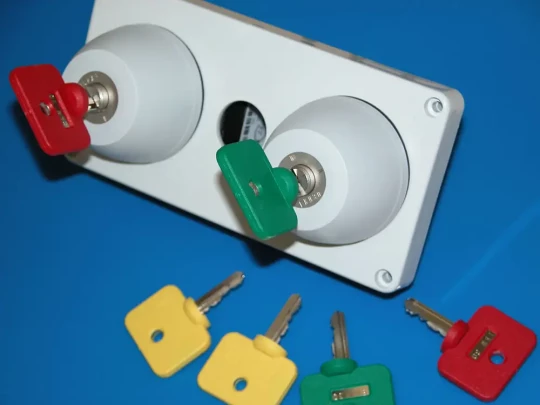 Autorisation d'accès hiérarchisés avec technologie RFID avec les commutateurs à clé anti-fraudes de SCHMERSAL