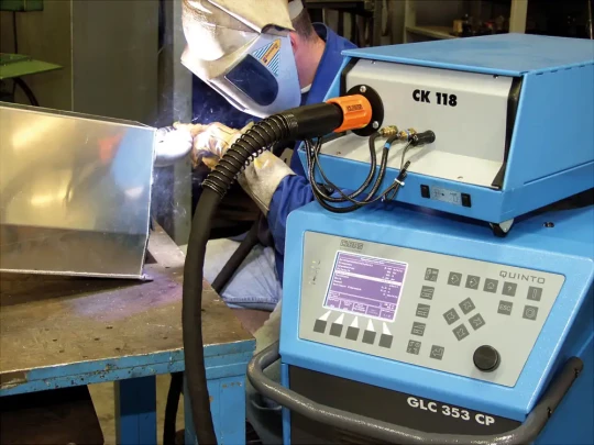 Le nouveau poste de soudage à arc pulsé GLC 353 Quinto CP, en particulier conçu pour le soudage rationnel de fil fin, est pour la première fois présenté en utilisation manuelle