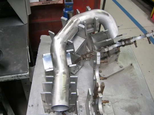 La cintreuse électrique UNISON réduit les temps de fabrication pour des conduites destinées au secteur aéronautique