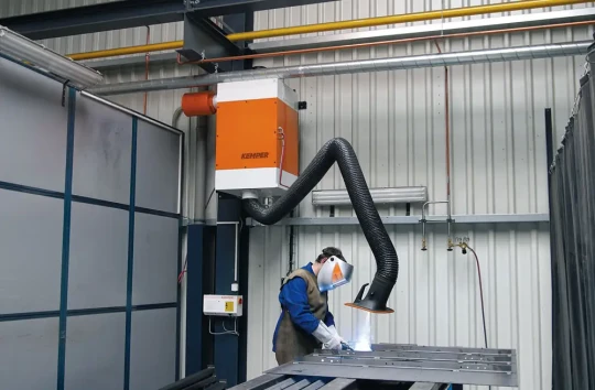 KEMPER propose un filtre-cartouches à décolmatage automatique fixe avec un bras d'aspiration