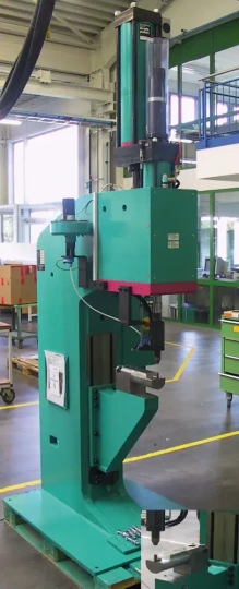 Les presses à arcade universelles CEU de TOX PRESSOTECHNIK permettent de nombreuses applications