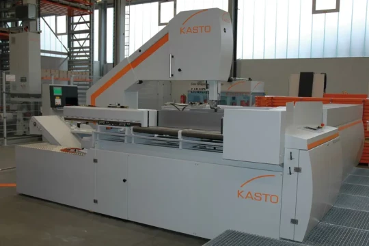 Spécial EMO 2007 : la nouvelle scie automatique à ruban vertical KASTOcross est utilisée dans le négoce des outils et des aciers, la construction d'outils et de moule