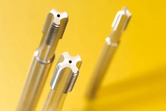 Paradur Engine est un taraud en carbure monobloc spécialement développé par PROTOTYP pour l'usinage de fonte à copeaux courts dans l'industrie automobile et ses sous-traitants